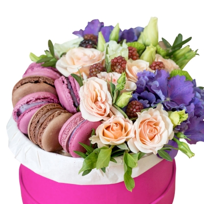 Шляпная коробка с цветами и макарунами